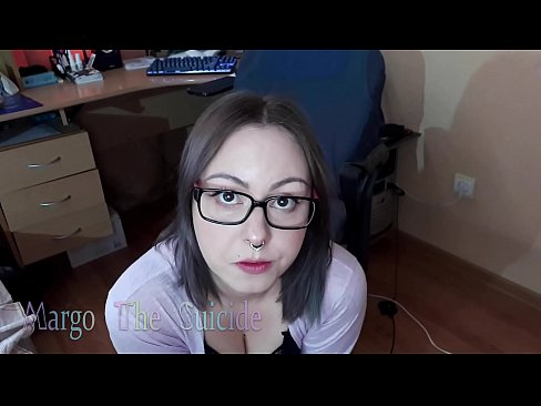 ❤️ Une fille sexy avec des lunettes suce profondément un gode devant la caméra ❌ Fucking at us ❌❤