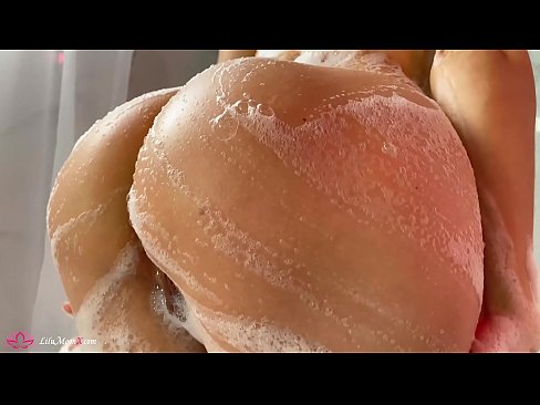 ❤️ Une brune masturbe sa chatte avec un vibrateur jusqu'à un orgasme intense sous la douche. ❌ Fucking at us ❌❤