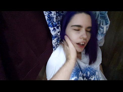 ❤️ J'ai trouvé ma soeur dans le placard et je l'ai aidée à jouir. ❌ Fucking at us ❌❤